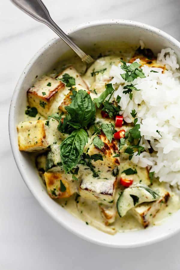  This vegan Thai green curry is creamy, fragrant, and packed with fresh vegetables. A 30-minute plant-based dinner that beats any takeaway — every time. 