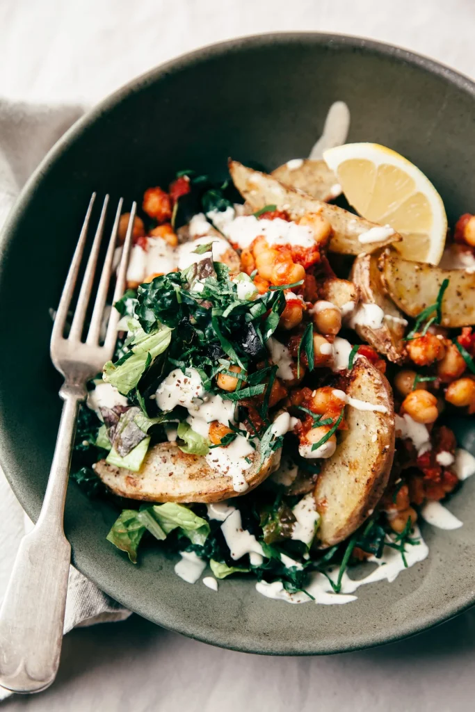  This harissa chickpea bowl with za'atar, pomegranate, and tahini is the Middle Eastern-inspired vegan recipe of 2026. Bold, vibrant, and ready in 20 minutes. 